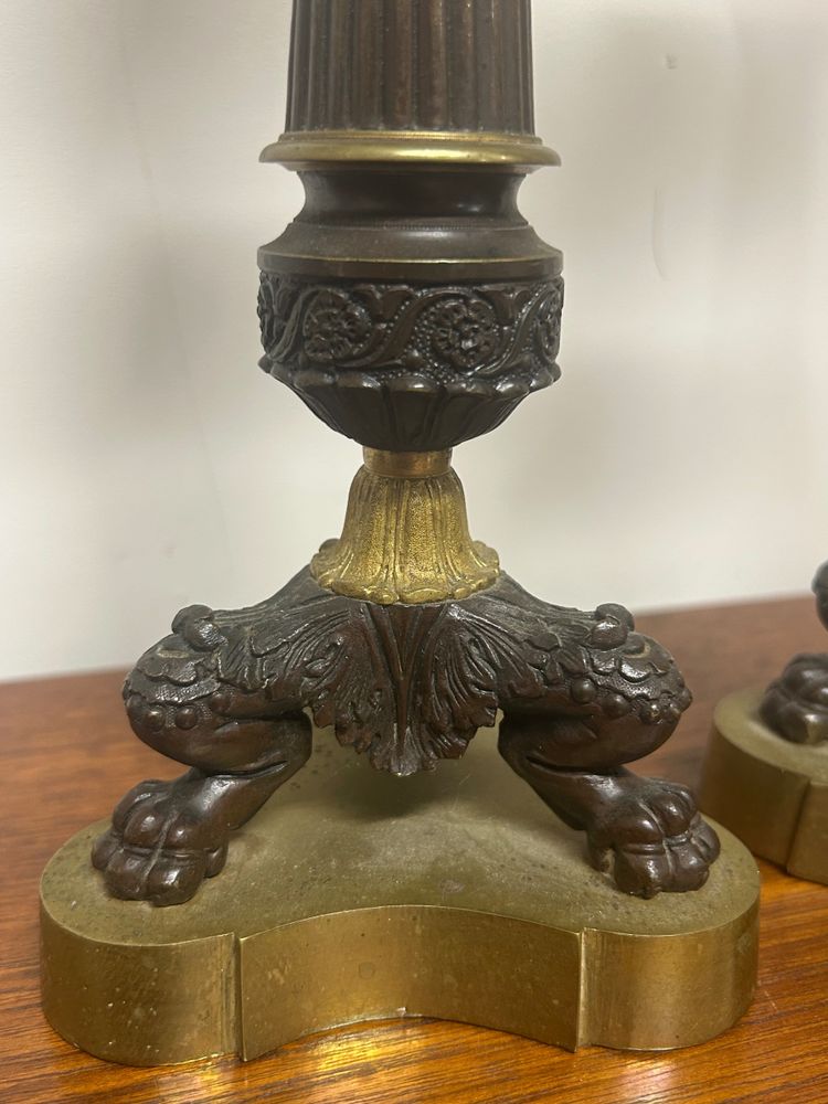 Paire De Bougeoirs D’époque Restauration En Bronze à Patine Doré Et Brune Pieds Griffes XIXéme 