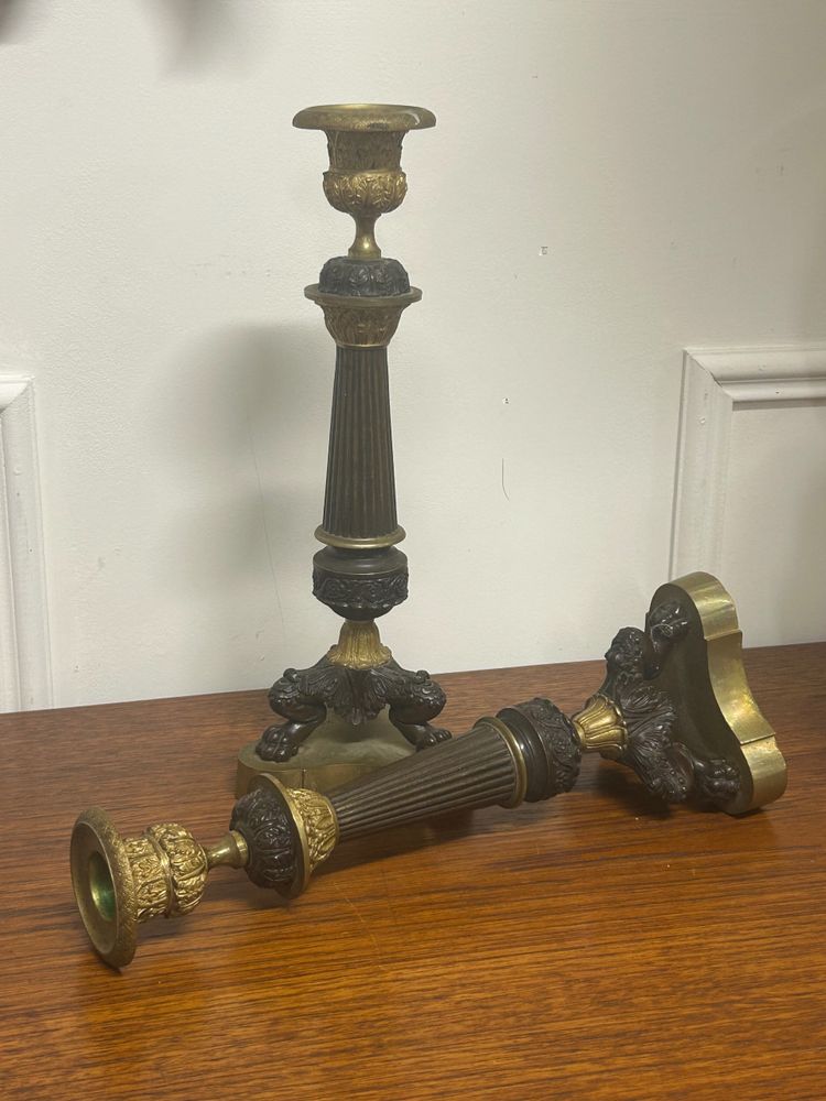 Paire De Bougeoirs D’époque Restauration En Bronze à Patine Doré Et Brune Pieds Griffes XIXéme 
