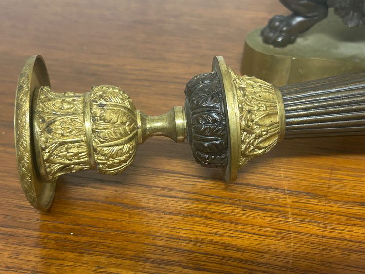 Paire De Bougeoirs D’époque Restauration En Bronze à Patine Doré Et Brune Pieds Griffes XIXéme 