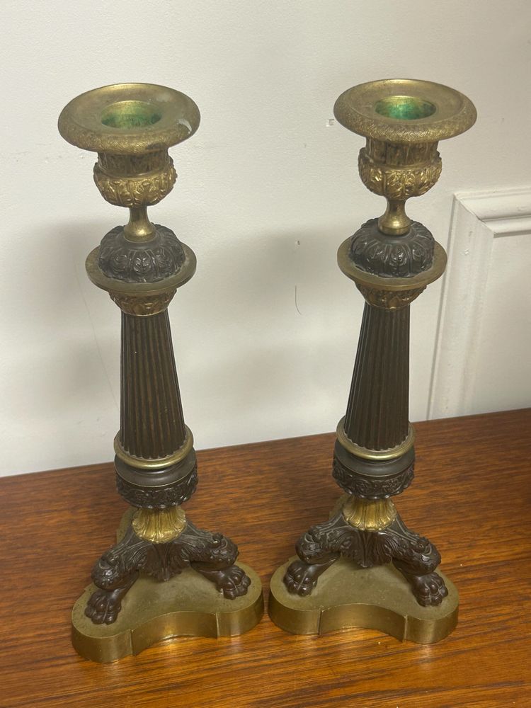 Paire De Bougeoirs D’époque Restauration En Bronze à Patine Doré Et Brune Pieds Griffes XIXéme 
