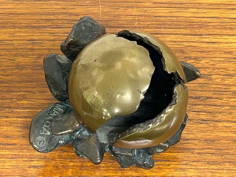 Anita Tullio (1935-2014) “Matra hatching” Bronzo con patina verde e oro 