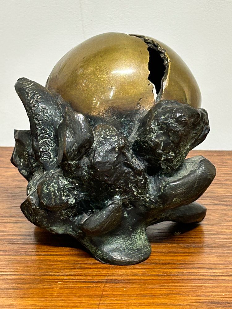 Anita Tullio (1935-2014) “Matra hatching” Bronzo con patina verde e oro 