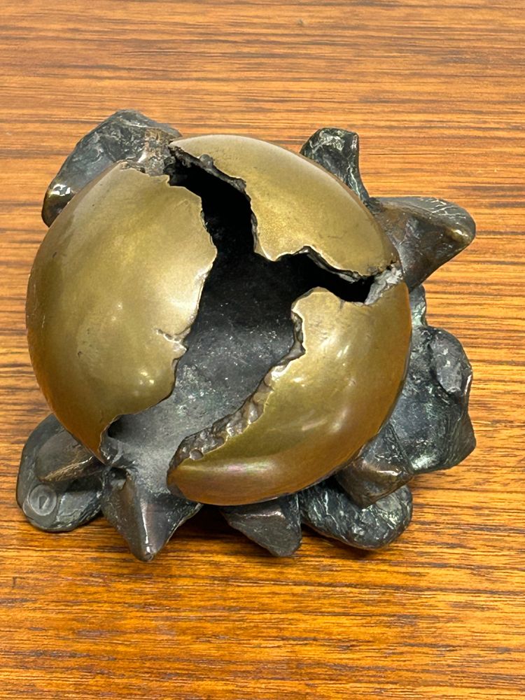 Anita Tullio (1935-2014) “Matra hatching” Bronzo con patina verde e oro 