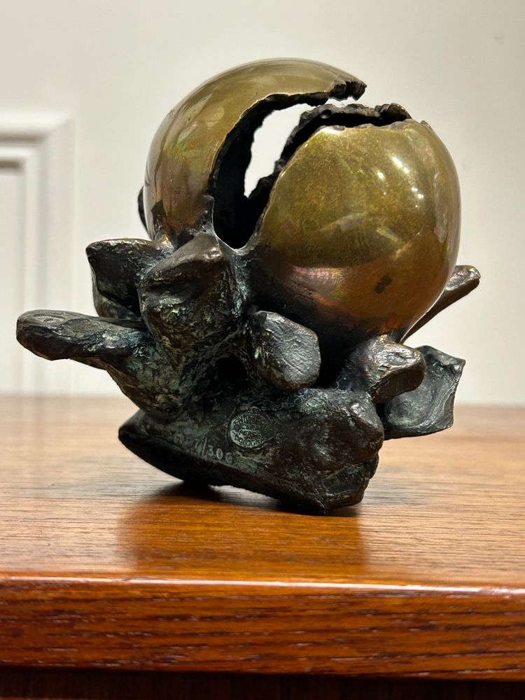 Anita Tullio (1935-2014) “Matra hatching” Bronzo con patina verde e oro 