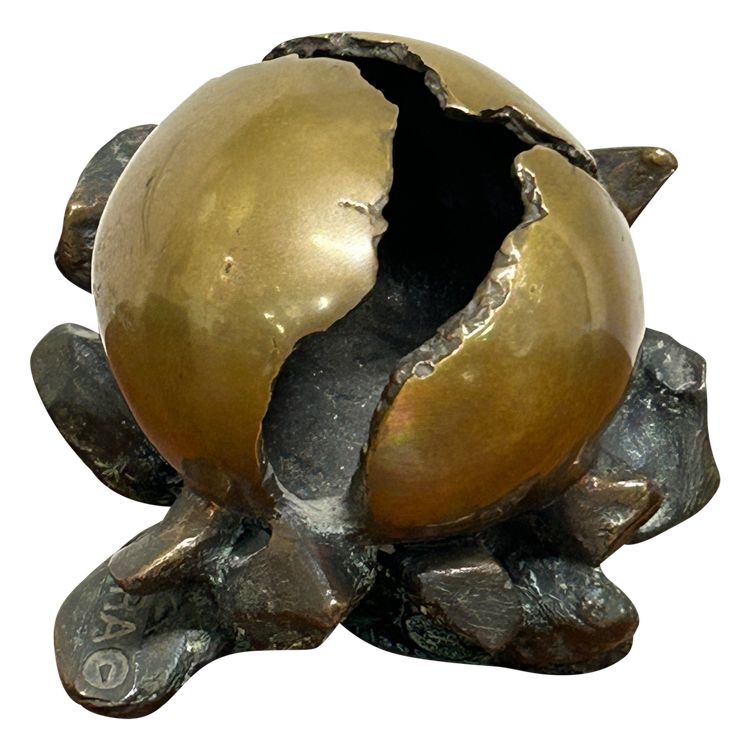 Anita Tullio (1935-2014) “Matra hatching” Bronzo con patina verde e oro 
