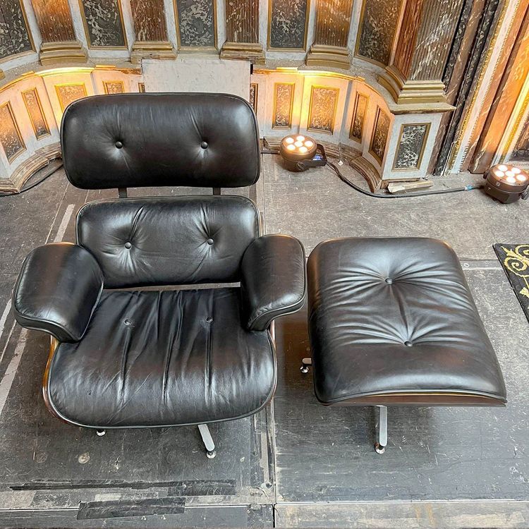 Poltrona e pouf nello stile di Charles Eamns