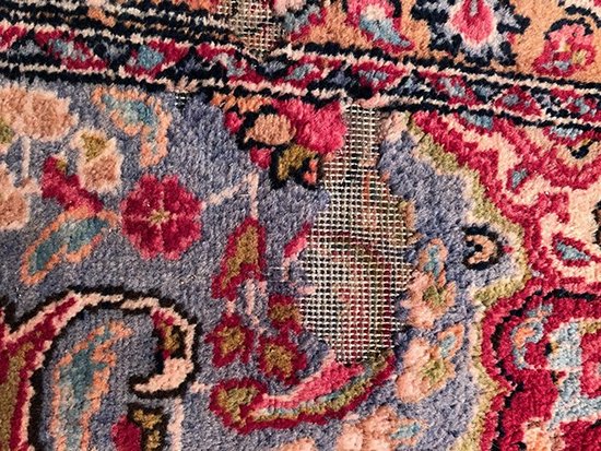Iranischer Wollteppich mit zentralem Medaillondekor auf rosafarbenem Grund