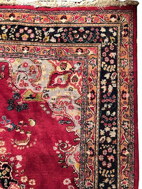 Iranischer Wollteppich mit zentralem Medaillondekor auf rosafarbenem Grund