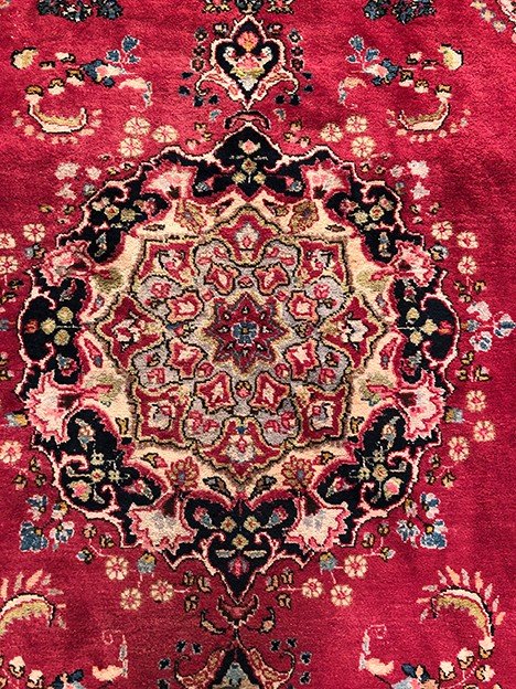 Iranischer Wollteppich mit zentralem Medaillondekor auf rosafarbenem Grund