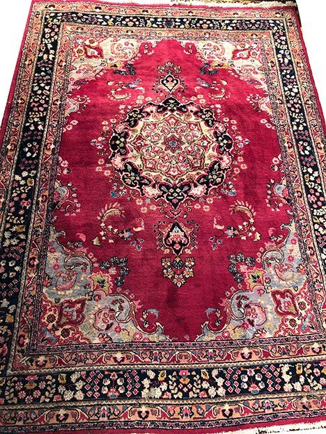 Iranischer Wollteppich mit zentralem Medaillondekor auf rosafarbenem Grund