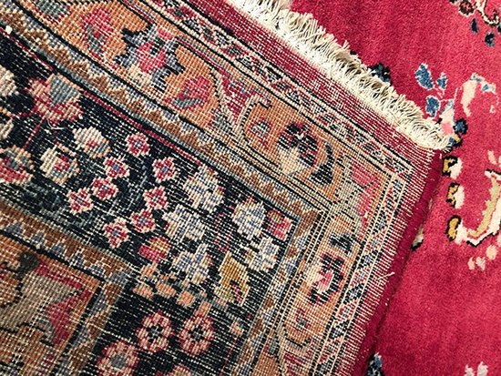 Iranischer Wollteppich mit zentralem Medaillondekor auf rosafarbenem Grund