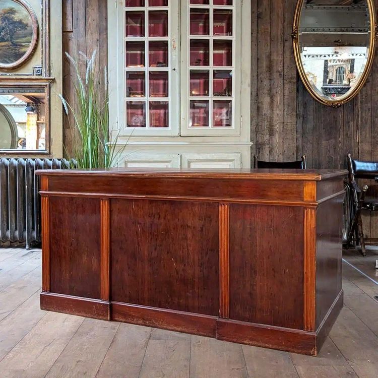 Schreibtisch mit Lederplatte