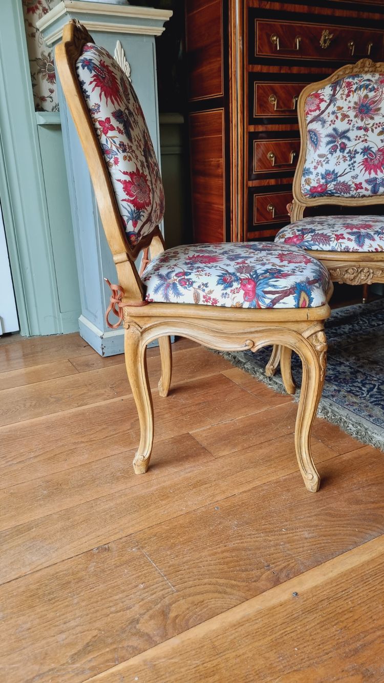 4 chaises de style Louis XV en bois peint et galettes tapissées.