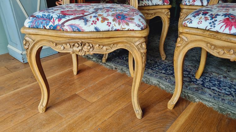 4 chaises de style Louis XV en bois peint et galettes tapissées.