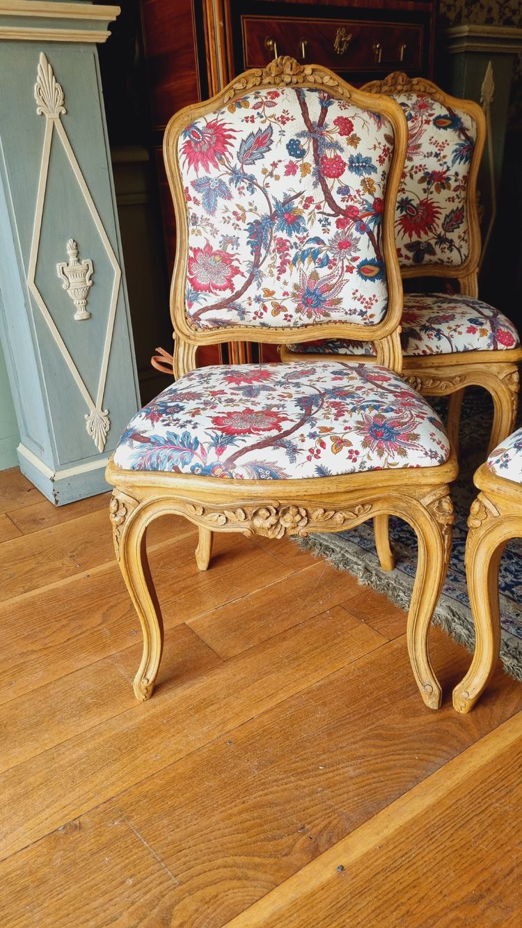 4 chaises de style Louis XV en bois peint et galettes tapissées.