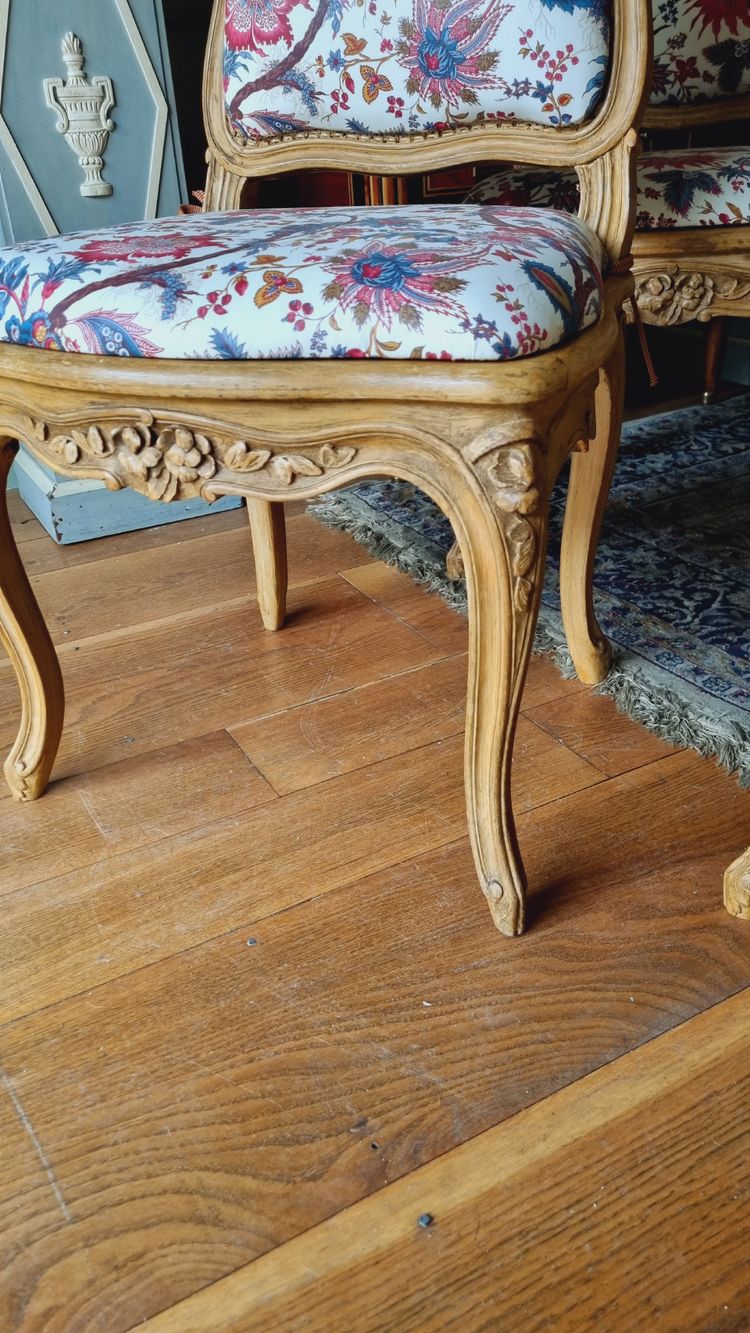 4 chaises de style Louis XV en bois peint et galettes tapissées.