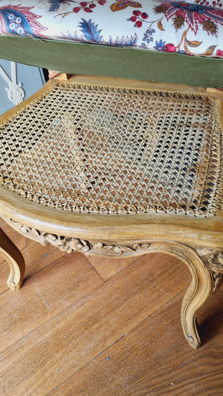 4 chaises de style Louis XV en bois peint et galettes tapissées.