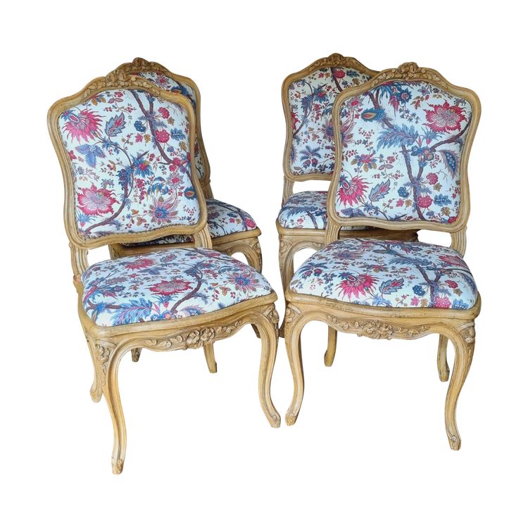 4 chaises de style Louis XV en bois peint et galettes tapissées.