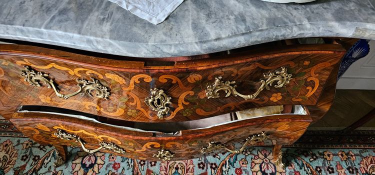 Commode sauteuse d’époque Louis XV, travail régional vers 1760.