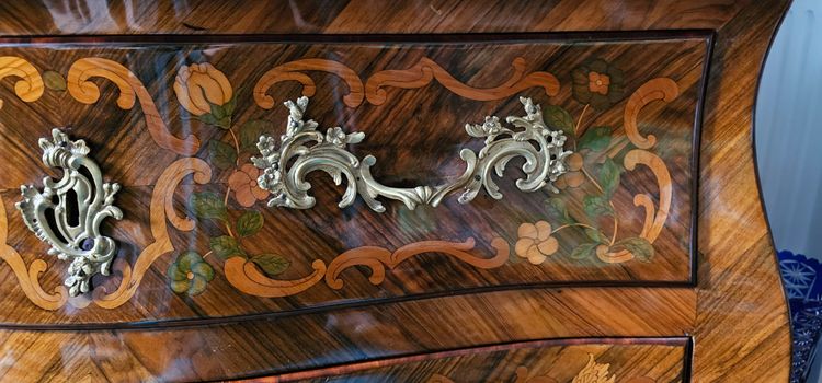 Commode sauteuse d’époque Louis XV, travail régional vers 1760.