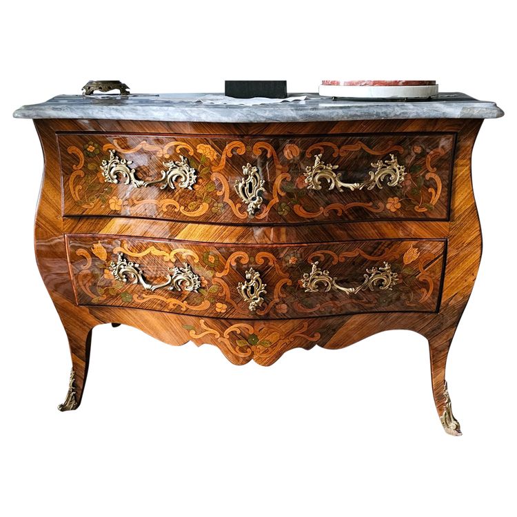 Commode sauteuse d’époque Louis XV, travail régional vers 1760.