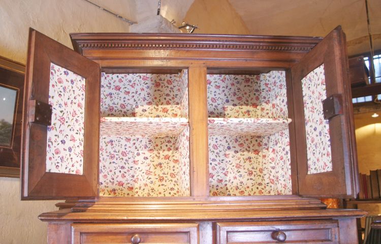 Kleines zweikorpusiges Sideboard mit Nische