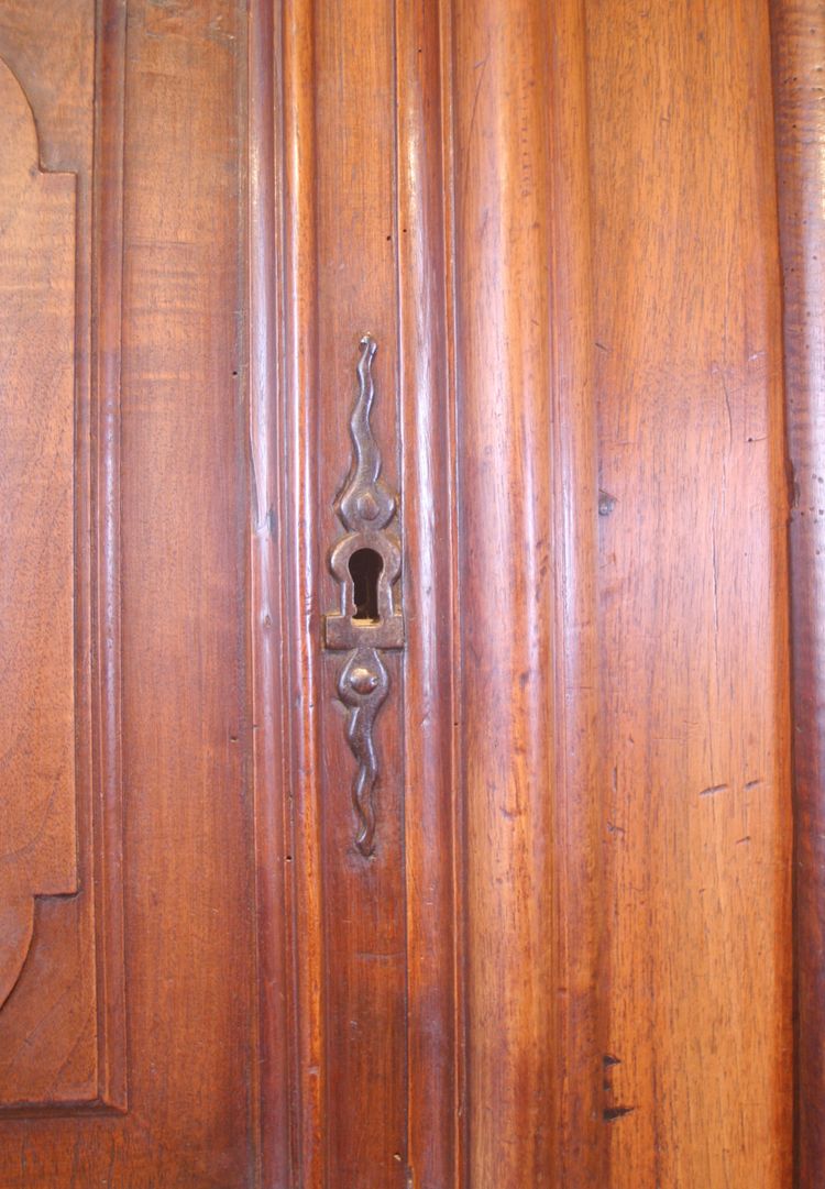 Kleines zweikorpusiges Sideboard mit Nische