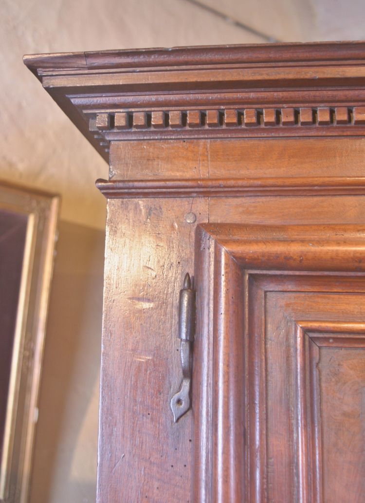 Kleines zweikorpusiges Sideboard mit Nische