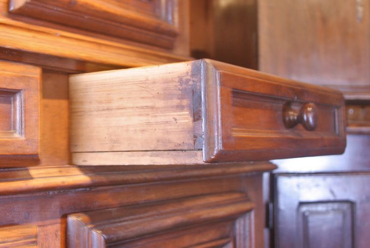 Kleines zweikorpusiges Sideboard mit Nische