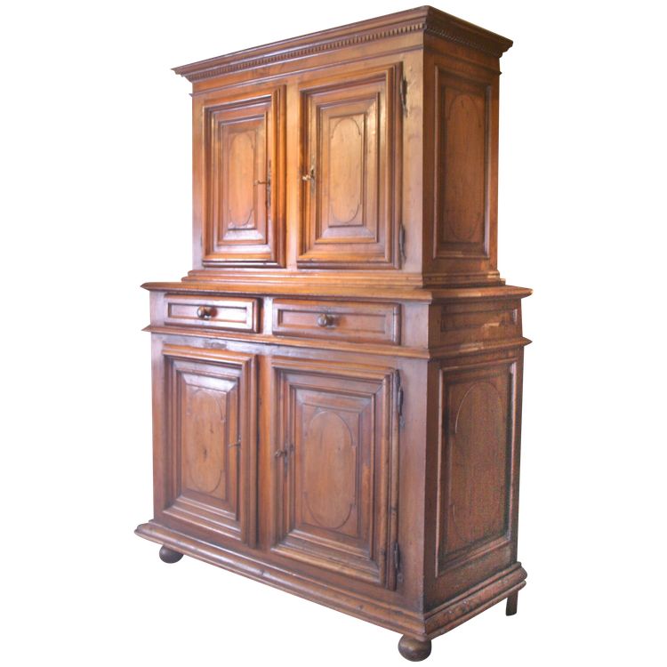 Kleines zweikorpusiges Sideboard mit Nische