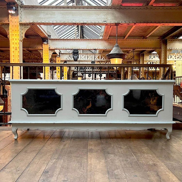 Commode Avec Vitrail