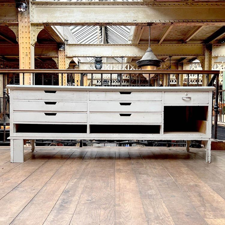 Commode Avec Vitrail