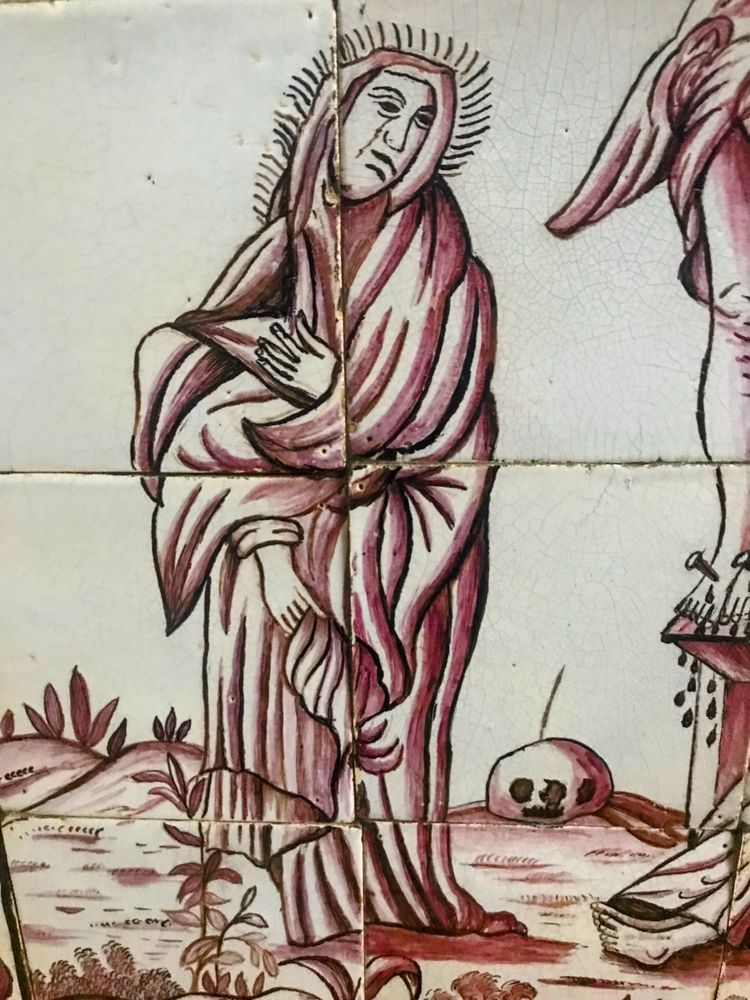 Panneau de Crucifixion en faïence de Delft au manganèse – XVIIIe siècle