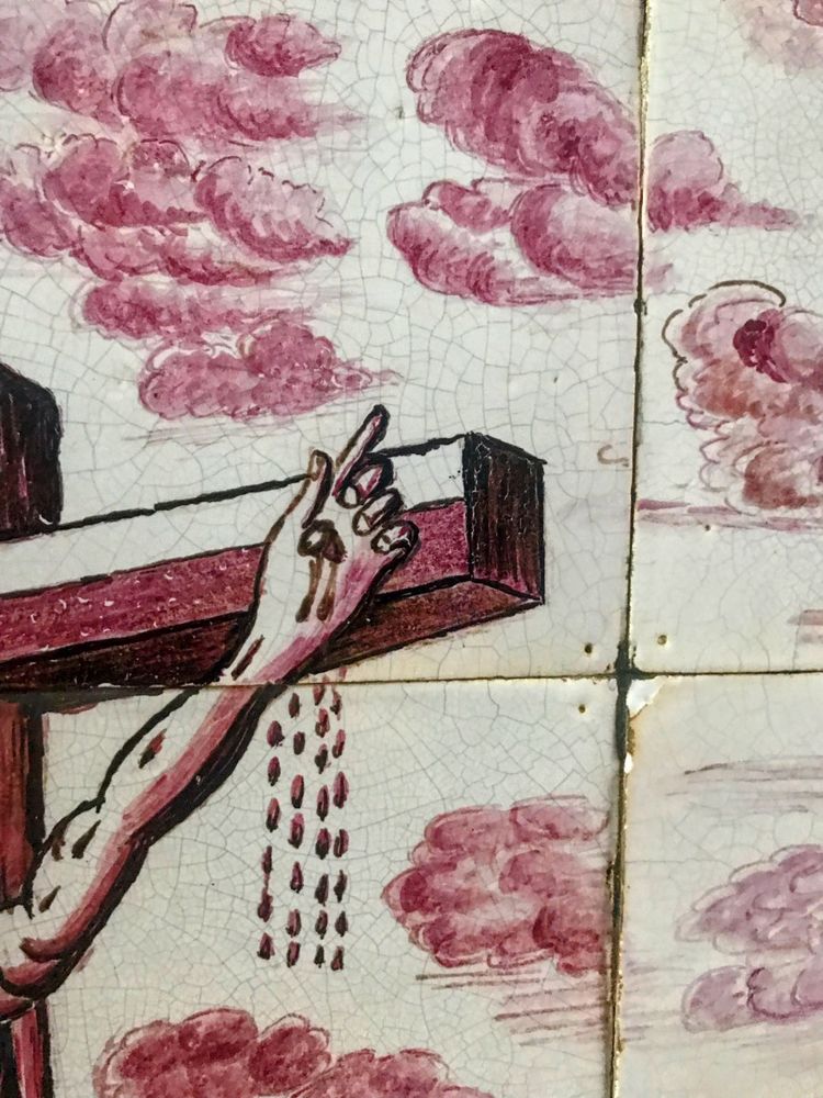 Panneau de Crucifixion en faïence de Delft au manganèse – XVIIIe siècle