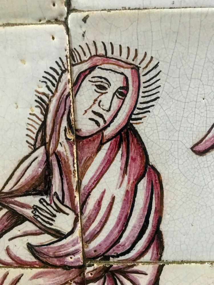 Panneau de Crucifixion en faïence de Delft au manganèse – XVIIIe siècle