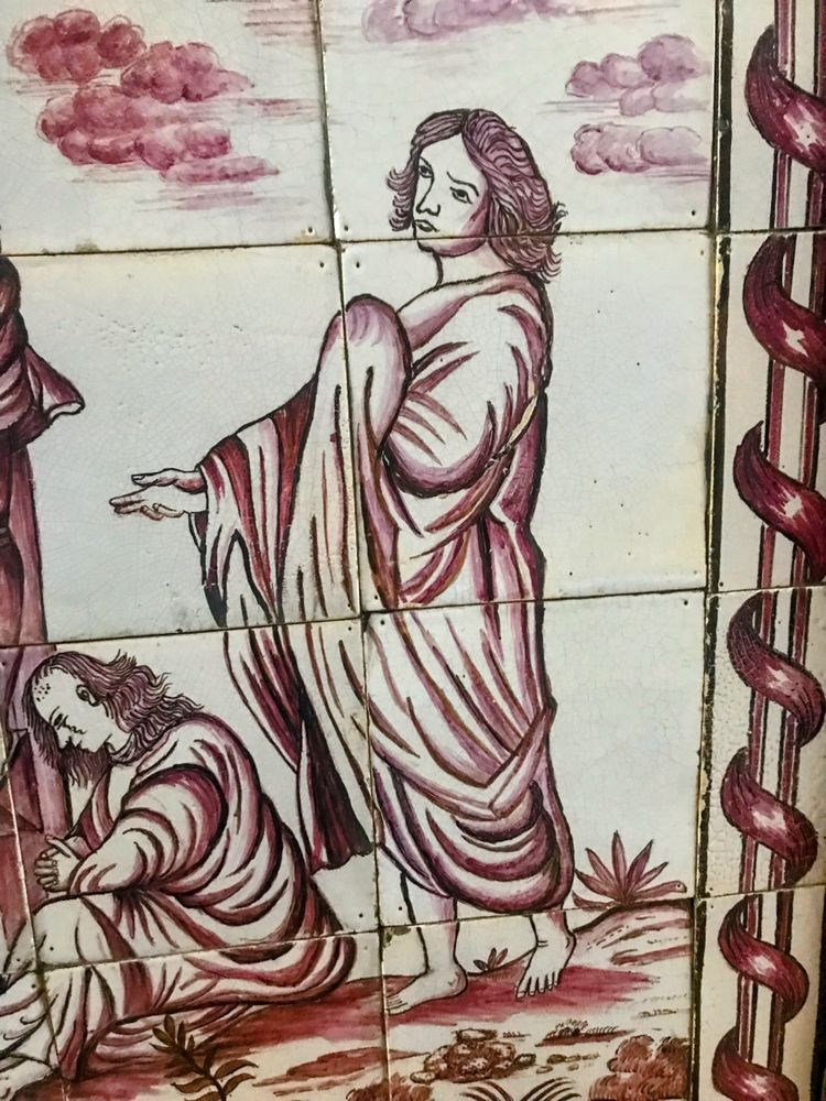 Panneau de Crucifixion en faïence de Delft au manganèse – XVIIIe siècle