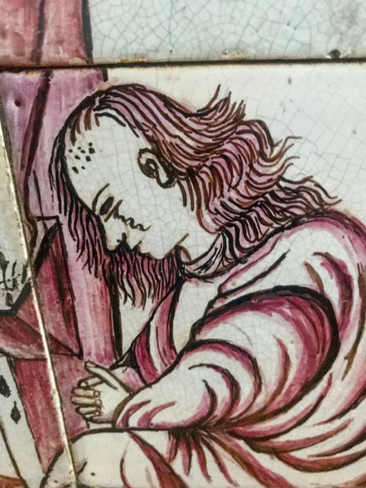 Panneau de Crucifixion en faïence de Delft au manganèse – XVIIIe siècle