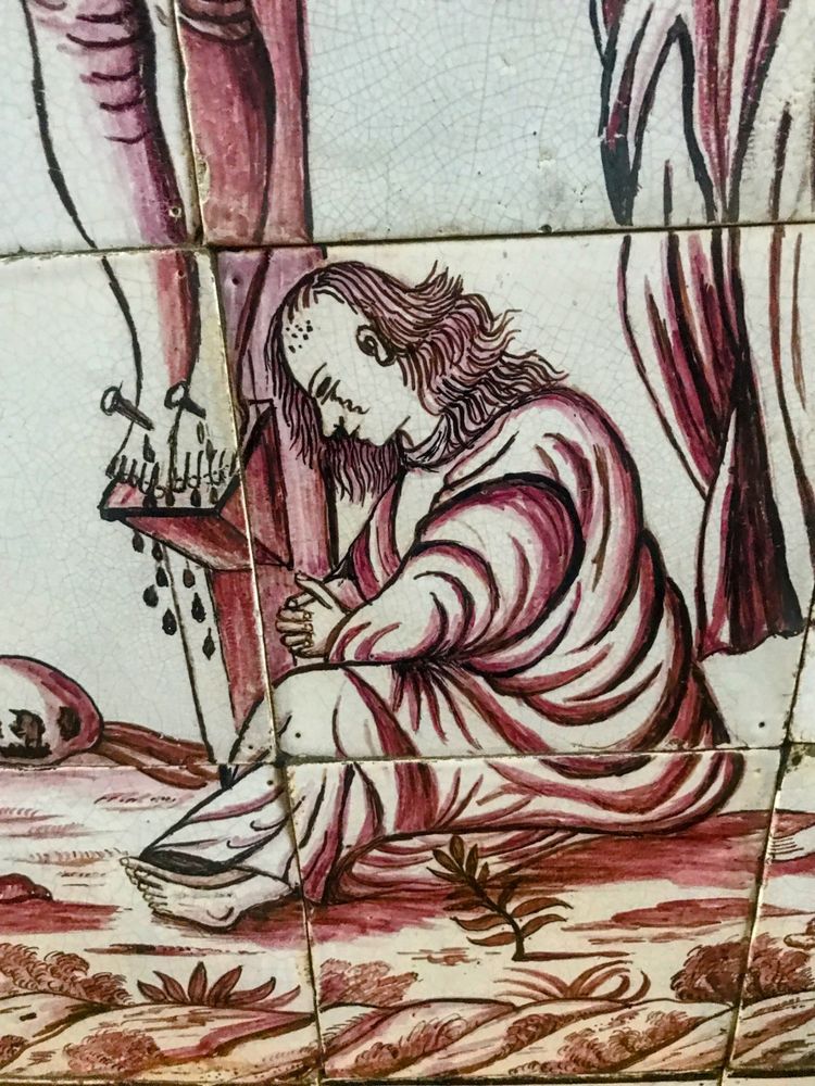 Panneau de Crucifixion en faïence de Delft au manganèse – XVIIIe siècle