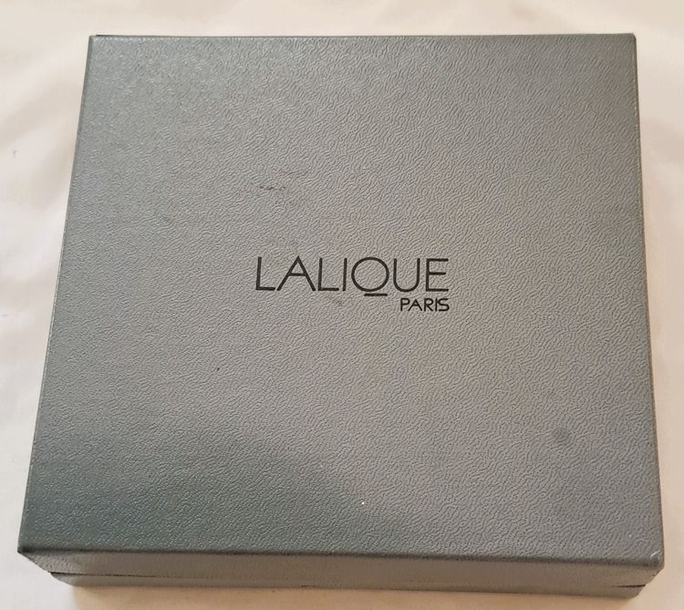 Cofanetto da donna con flacone di profumo Lalique, modello a due fiori