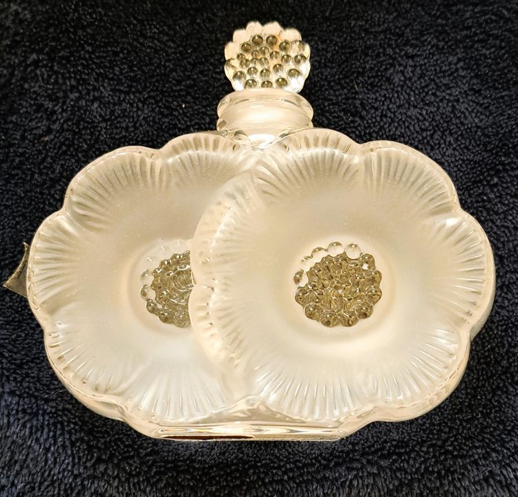 Cofanetto da donna con flacone di profumo Lalique, modello a due fiori
