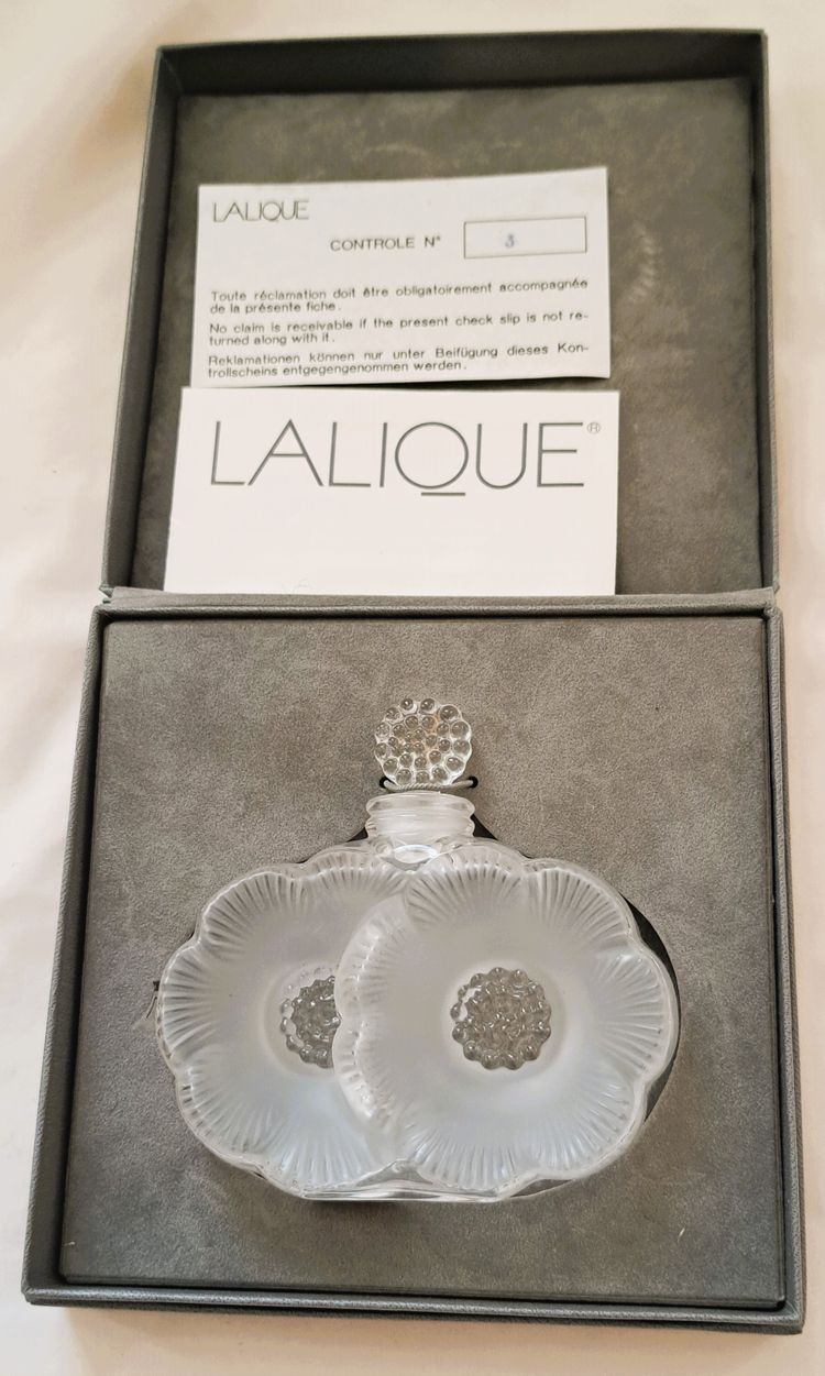 Cofanetto da donna con flacone di profumo Lalique, modello a due fiori