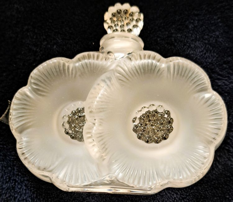 Cofanetto da donna con flacone di profumo Lalique, modello a due fiori