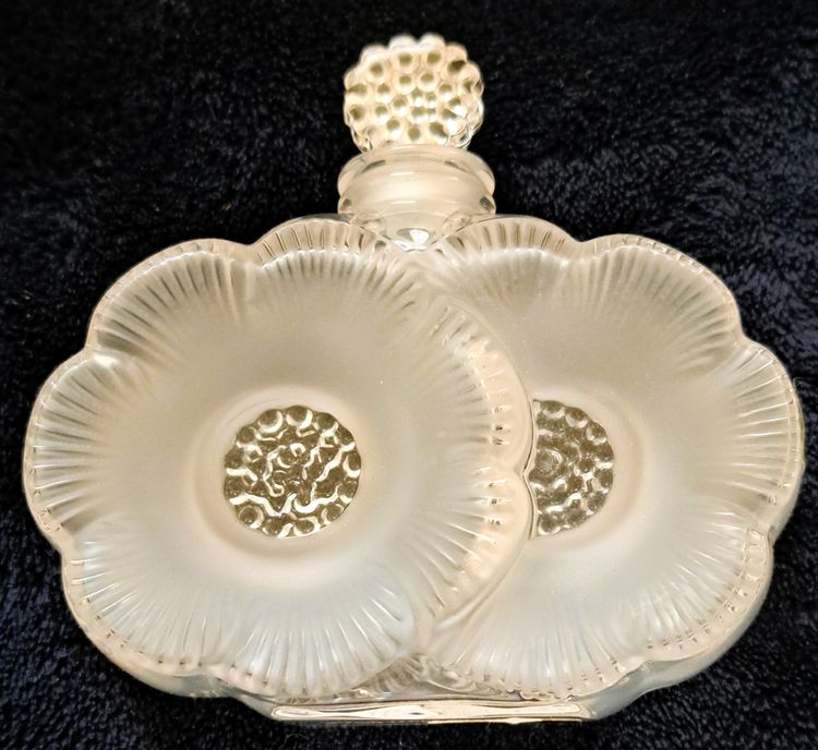 Cofanetto da donna con flacone di profumo Lalique, modello a due fiori