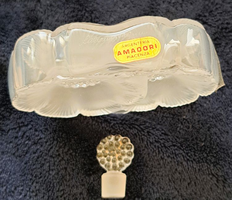 Cofanetto da donna con flacone di profumo Lalique, modello a due fiori