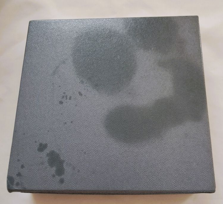 Cofanetto da donna con flacone di profumo Lalique, modello a due fiori