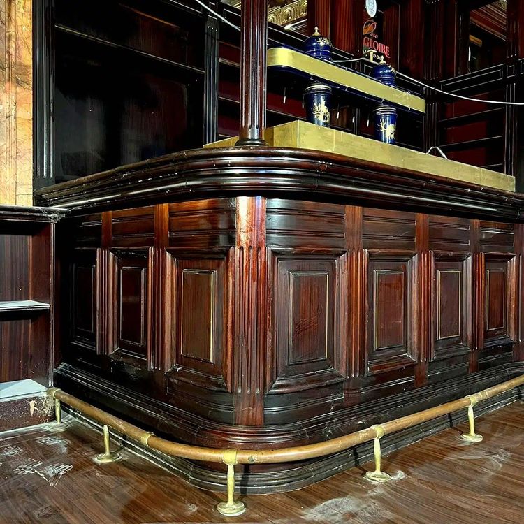Comptoir De Bar En Angle Et Son Arrière