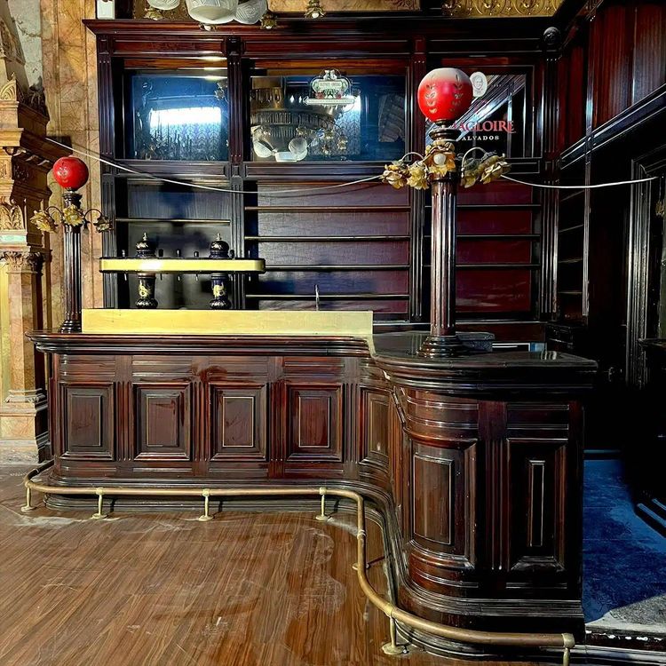 Comptoir De Bar En Angle Et Son Arrière