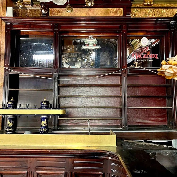 Comptoir De Bar En Angle Et Son Arrière