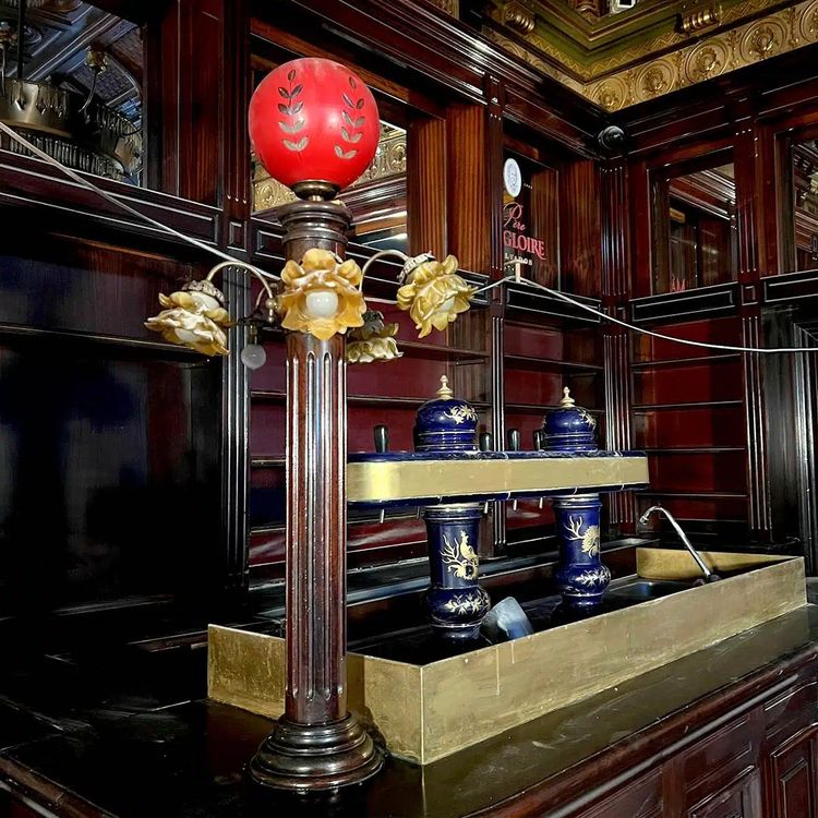 Comptoir De Bar En Angle Et Son Arrière