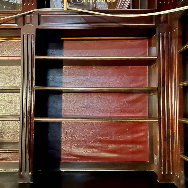 Comptoir De Bar En Angle Et Son Arrière
